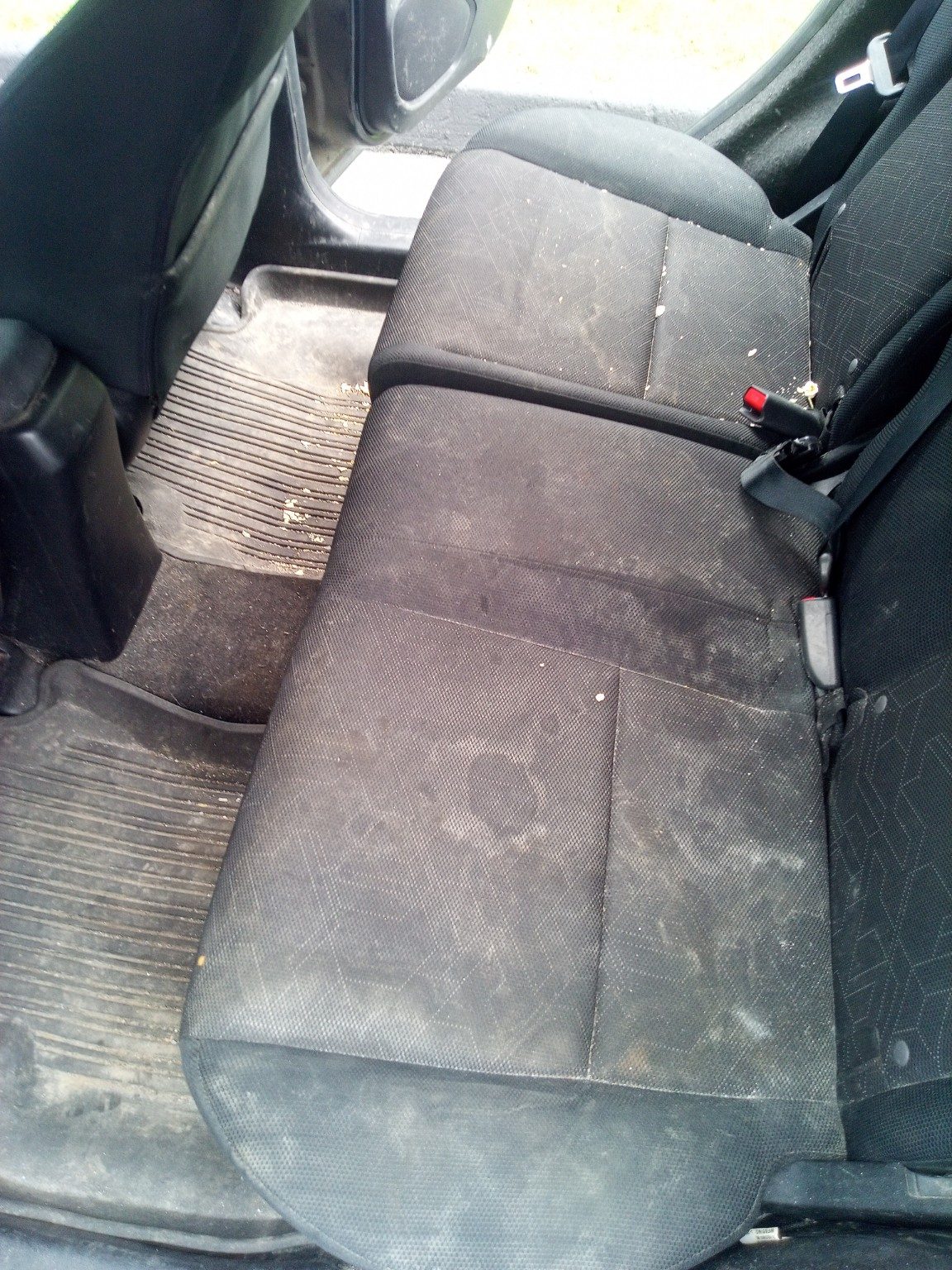 Banquette arrière de voiture sale et tachée avant nettoyage à l'eau chaude